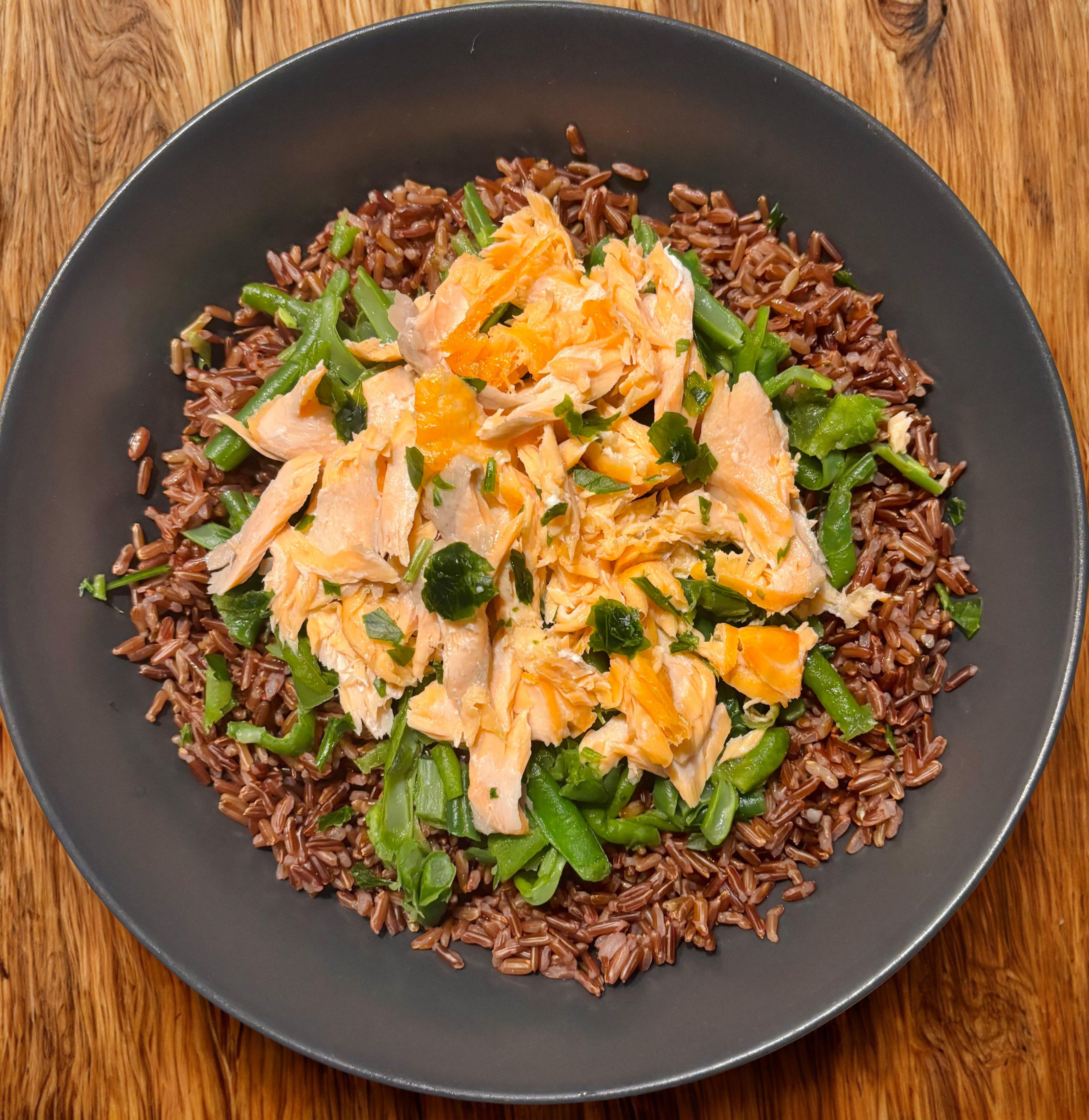 Riso rosso con salmone e fagiolini